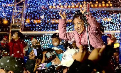 Lluvia y frío no frenan fiesta navideña en el Zócalo