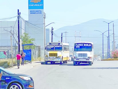 Transporte: Usuarios enfrentan dificultades por falta de camiones.
