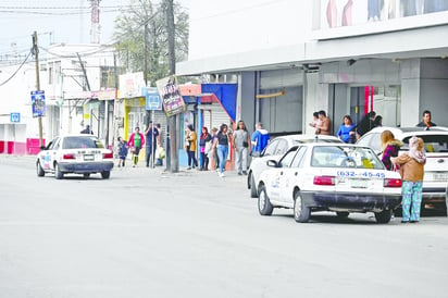 Transporte: Usuarios enfrentan dificultades por falta de camiones.
