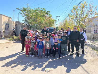 Policiaca : Los niños bailaron y bailaron con los elementos municipales.