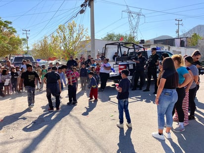 Policiaca : Los niños bailaron y bailaron con los elementos municipales.