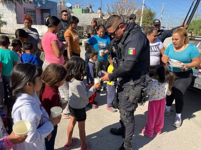 Policiaca : Los niños bailaron y bailaron con los elementos municipales.