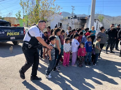 Policiaca : Los niños bailaron y bailaron con los elementos municipales.