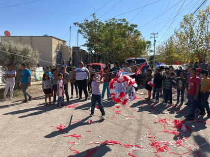 Policiaca : Los niños bailaron y bailaron con los elementos municipales.