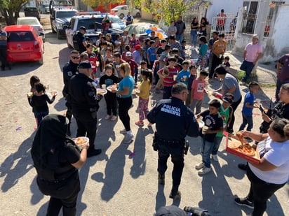 Policiaca : Los niños bailaron y bailaron con los elementos municipales.