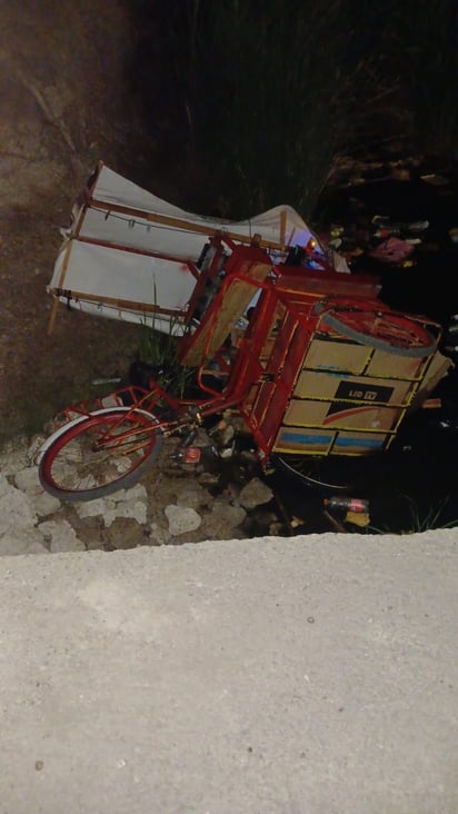 Ebrio vendedor ambulante cae a un arroyo: Triciclo volcó en el cruce de Chihuahua y 18 de marzo.