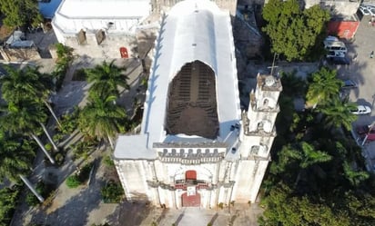 Campeche: Personal de protección civil y de la iglesia trabaja en la evaluación de los daños.