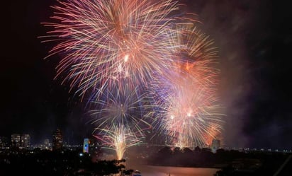 Año Nuevo:  Desde la Sky Tower de Auckland hasta Times Square, las celebraciones están llenas de fuegos artificiales y tradiciones locales.