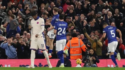 DEPORTES: El equipo londinense fue derrotado 2-0 y cayó hasta la cuarta posición de la Premier League
