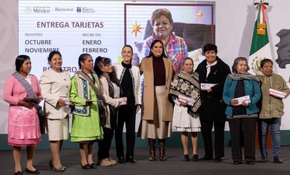 pensión mujeres Bienestar: La presidenta entregó algunas tarjetas a mujeres del Estado de México y la Ciudad de México.