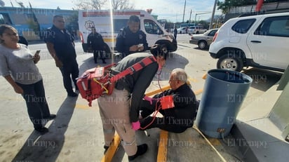 Policiaca : Renault Duster de color blanco se estrella contra ventanales de tienda.