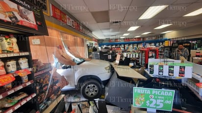 Policiaca : Renault Duster de color blanco se estrella contra ventanales de tienda.