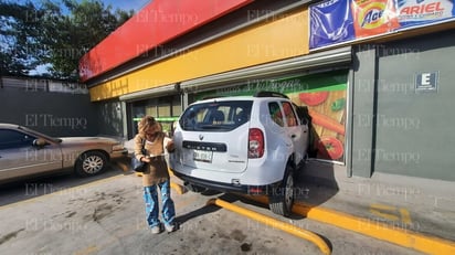 Policiaca : Renault Duster de color blanco se estrella contra ventanales de tienda.