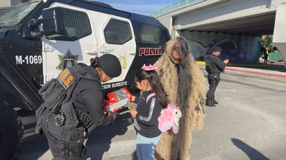 Ruta Recreativa: Los niños también tuvieron la oportunidad de conocer y jugar con los perros de la policía presentes en el evento.