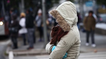 frente frío: La masa de aire ártico asociada al frente ocasionará un marcado descenso de las temperaturas en los estados del norte.