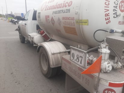 gasolina : Las estaciones con precios altos tendrán un aviso que dice: “No cargues aquí, se vuelan la barda con los precios”.