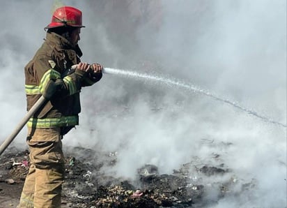 Incendio: Basurero clandestino en las orillas del Mineral de Palau causó preocupación.