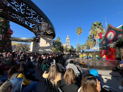 Reyes Magos: Aunque el evento estuvo enfocado en los niños, toda la familia participó y disfrutó de la jornada.