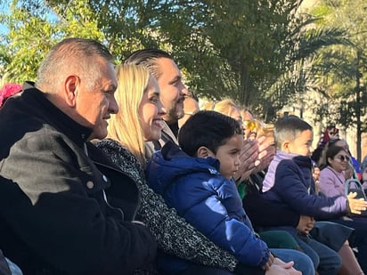 Reyes Magos: Aunque el evento estuvo enfocado en los niños, toda la familia participó y disfrutó de la jornada.