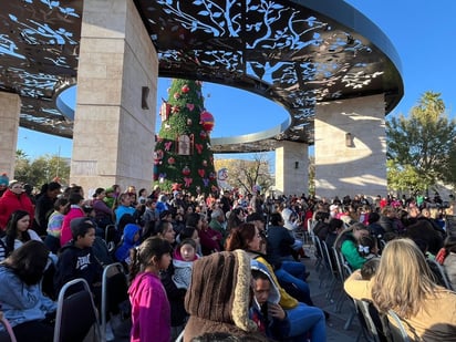 Reyes Magos: Aunque el evento estuvo enfocado en los niños, toda la familia participó y disfrutó de la jornada.