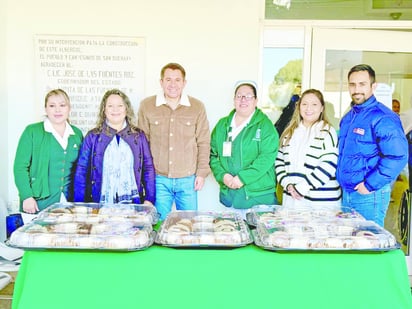 Hugo Lozano celebra el Día de Reyes  al partir la rosca y convive con las enfermeras 