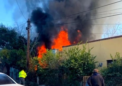 INCENDIO Bomberos controlaron el fuego, evitando daños mayores.  Nueva Rosita, Coahuila.- Un incendio se registró en un domicilio ubicado en la calle Cuatro