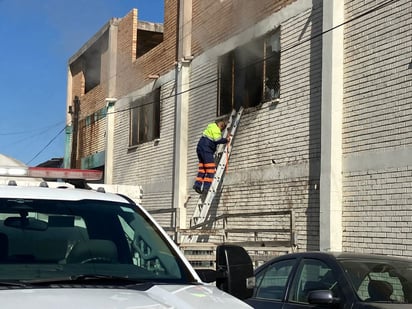 policiaca: El hombre fue puesto a salvo por los bomberos.