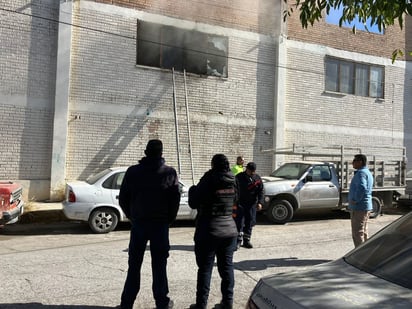 policiaca: El hombre fue puesto a salvo por los bomberos.