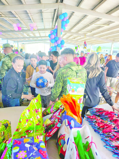 Club Rotario lleva magia y alegría a niños del 105 Batallón