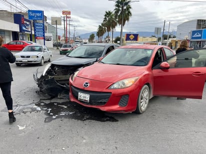 policiaca: El fuerte impacto dejó el vehículo de don José Luis con severos daños.