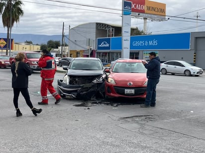 policiaca: El fuerte impacto dejó el vehículo de don José Luis con severos daños.