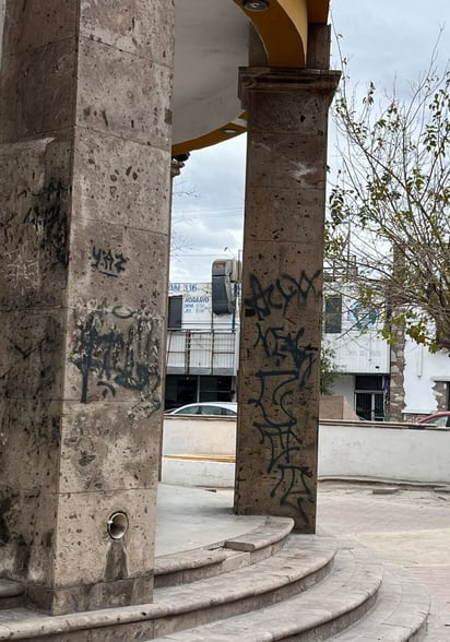 Cultura: Las personas dedicadas al vandalismo han pintado y rayado las paredes y muros de este espacio público.