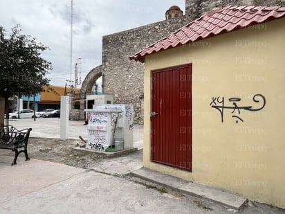 Cultura: Las personas dedicadas al vandalismo han pintado y rayado las paredes y muros de este espacio público.