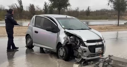 Conductor pierde el control y choca contra poste en la colonia Las Praderas: Elementos de Tránsito realizaron el peritaje y coordinaron la reparación del poste dañado.