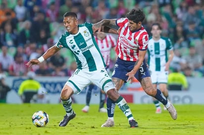 fútbol: Roberto Alvarado fue el autor del tanto del triunfo del Rebaño Sagrado en el Estadio Akron