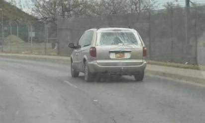 Foto de unidad con placas de cartón en Estados Unidos pude ser falsa 