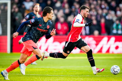 Santiago Giménez marca su gol 60 en Europa