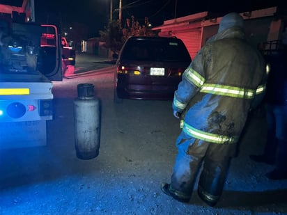 policiaca: Los bomberos llegaron al lugar para asegurar la vivienda y controlar la situación.