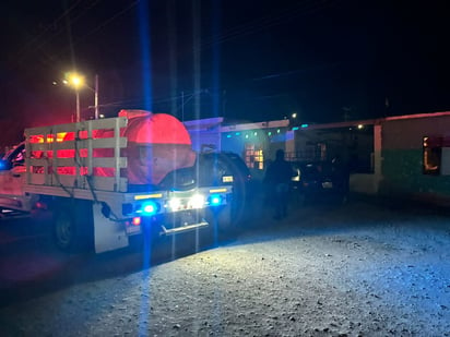 policiaca: Los bomberos llegaron al lugar para asegurar la vivienda y controlar la situación.