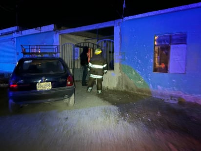 policiaca: Los bomberos llegaron al lugar para asegurar la vivienda y controlar la situación.