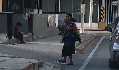 Acto de solidaridad en Piedras Negras: Ciudadano dona zapatos a persona en situación vulnerable