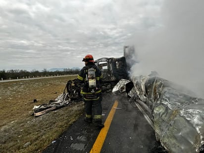 Accidente: Autoridades y cuerpos de rescate trabajan en el lugar.