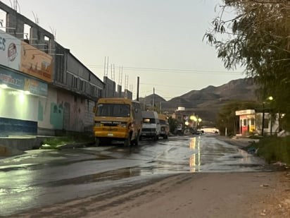 Agua: La fuga, proveniente de un drenaje al costado de una guardería, se ha presentado durante semanas, llegando a dañar el pavimento.