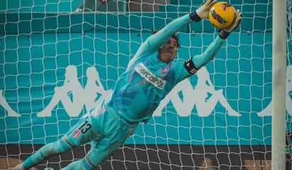 futbol: Guillermo Ochoa regresó a la titularidad con el AVS Futebol de Portugal, aunque al medio tiempo ya lo iban perdiendo por tres go