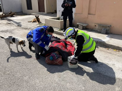 policiaca: Socorristas de SAMU acudieron en su auxilio.