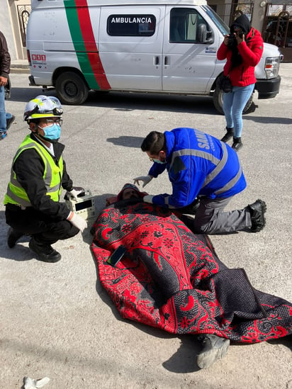 policiaca: Socorristas de SAMU acudieron en su auxilio.