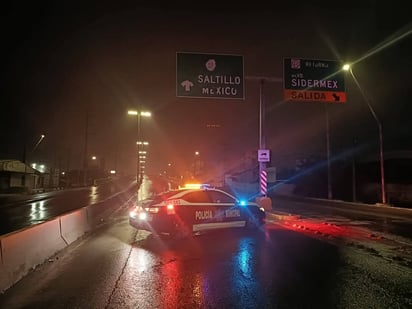 policiaca: Con la capa de hielo los puentes se vuelven peligrosos para la conductores.