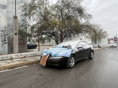 Ciudadanos de Monclova protegen sus autos del congelamiento