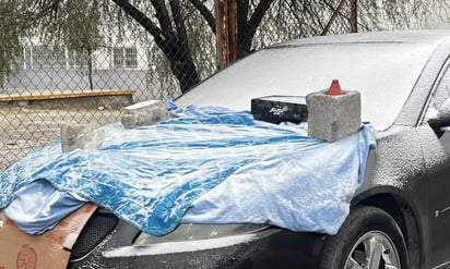 Frío : Con lonas y piedras cubrieron sus vehículos por la caída de agua nieve.