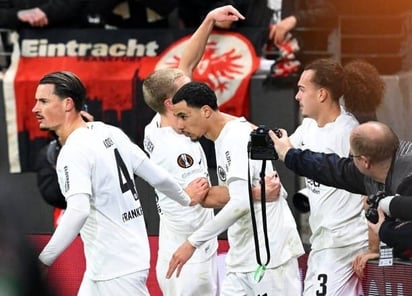 FÚTBOL : Con goles de Can Uzun y Hugo Ekitike, el Eintracht Frankfurt venció por 2-0 al Ferencvaros y tiene un pie y medio en los octavos